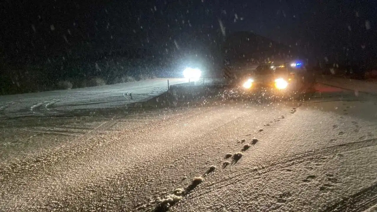 Burdur’da Akşam Bastıran Kar Trafiği Kilitledi: Sürücüler Yolda Kaldı! 2